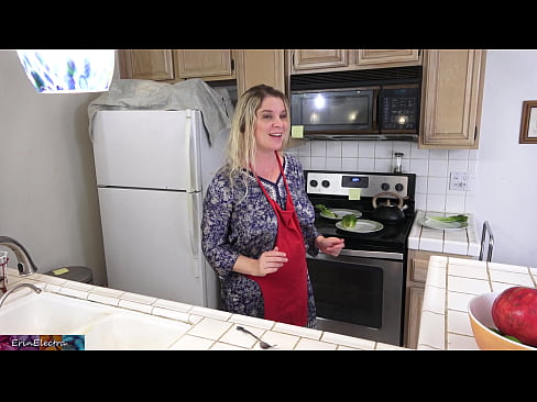 ❤️ A madrasta o ordenha na cozinha antes de sua data ️ Porno vídeo em pt-br.verhentai.ru ❌❤